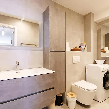 Belle Vue Centre Juan Les Pins, Avec Gardien ,parking Prive, 4 Pers, Front De *